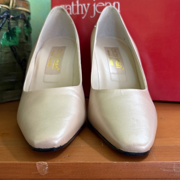 Cathy Jean Champagne Leather Heels - Picture 4 of 8